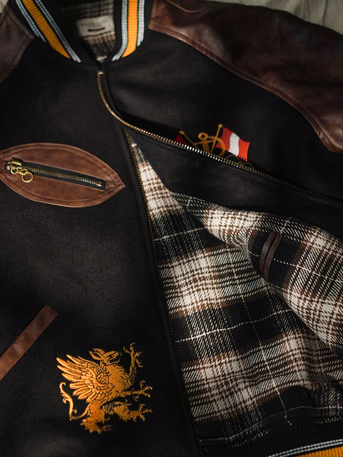 ジャケットのディテール。IDEAL社製銅製ジッパーとレザーの袖を示す。