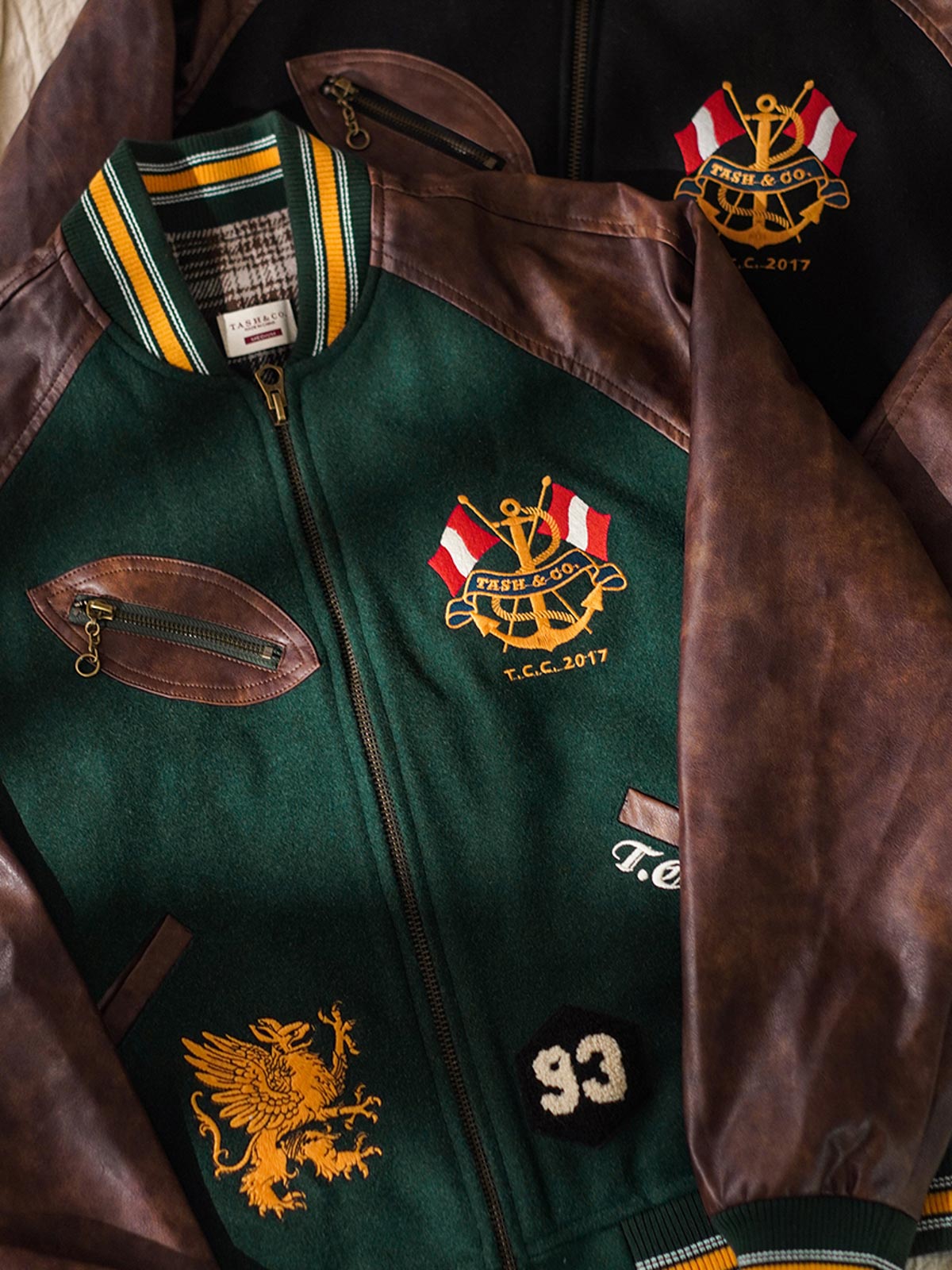 ジャケットのディテール。IDEAL社製銅製ジッパーとレザーの袖を示す。