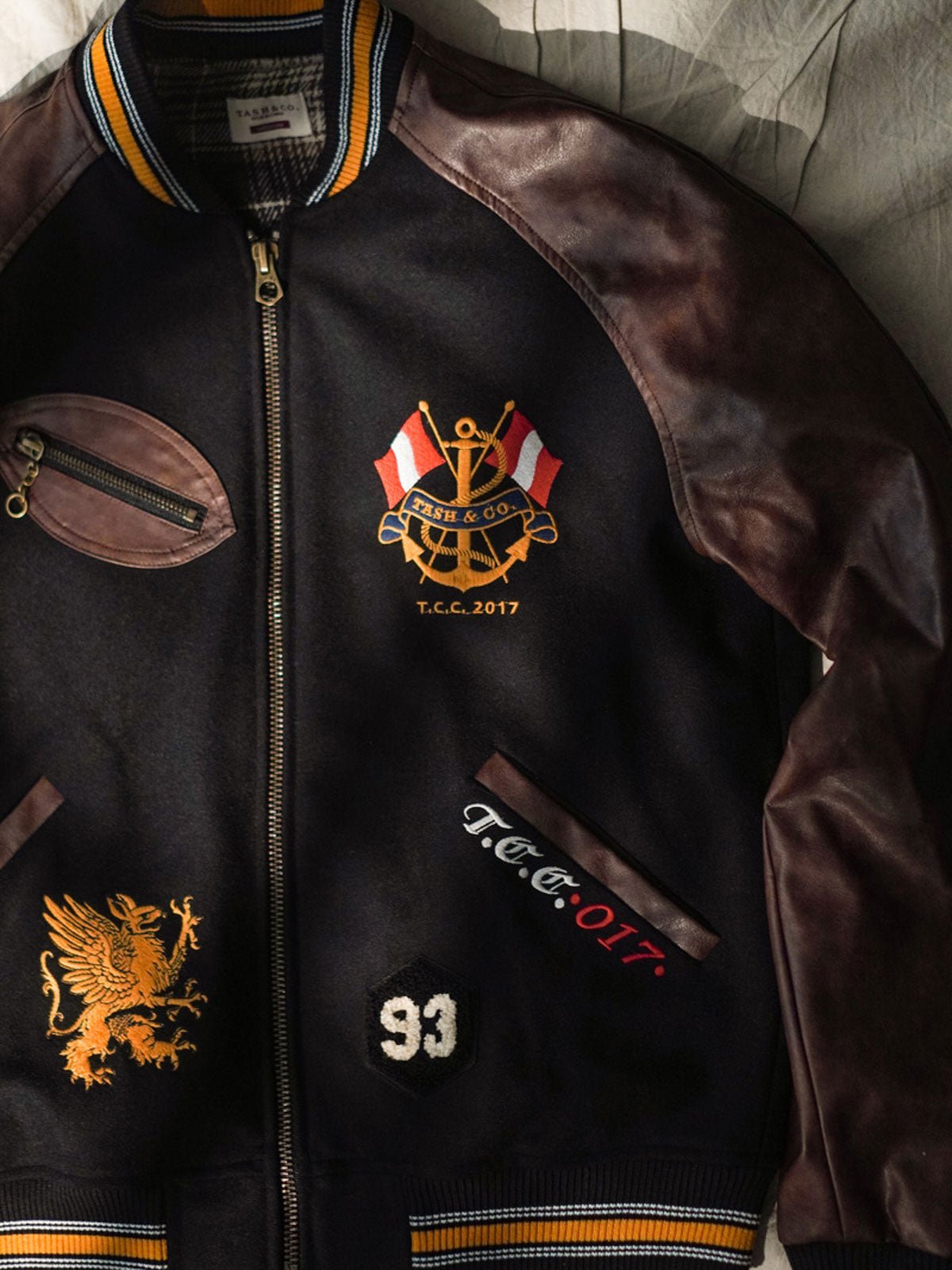 ジャケットのディテール。IDEAL社製銅製ジッパーとレザーの袖を示す。