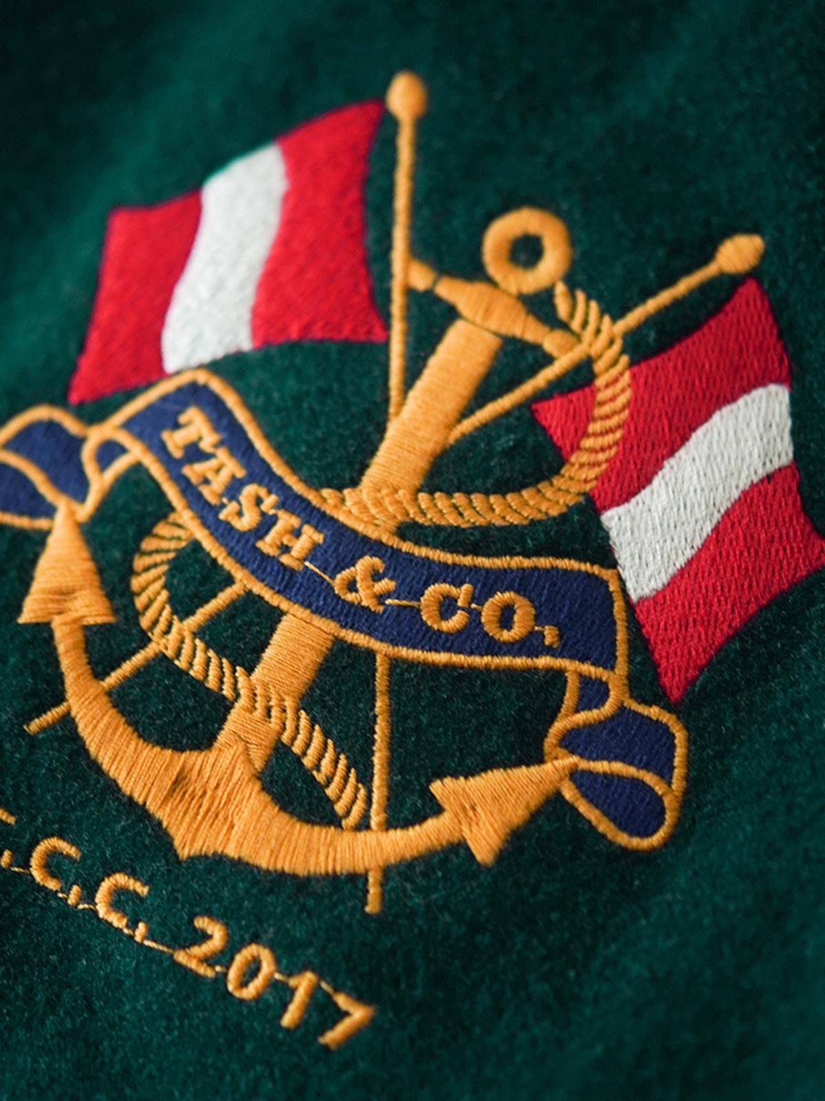 ジャケットのディテール。IDEAL社製銅製ジッパーとレザーの袖を示す。