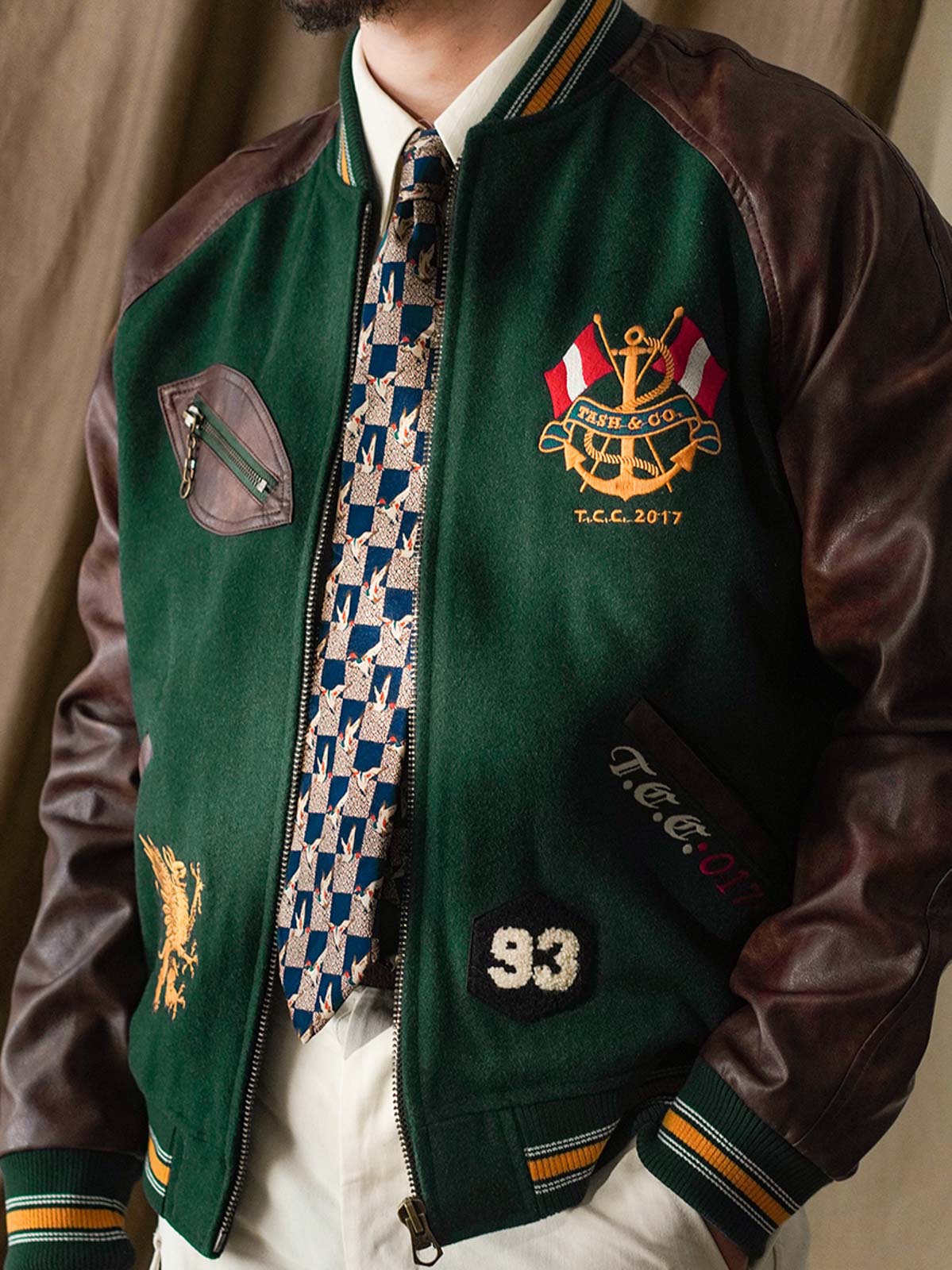 モデルがIVY常青藤ジャケットを着用し、ヴィンテージアカデミックスタイルとクラシックな魅力を表現。