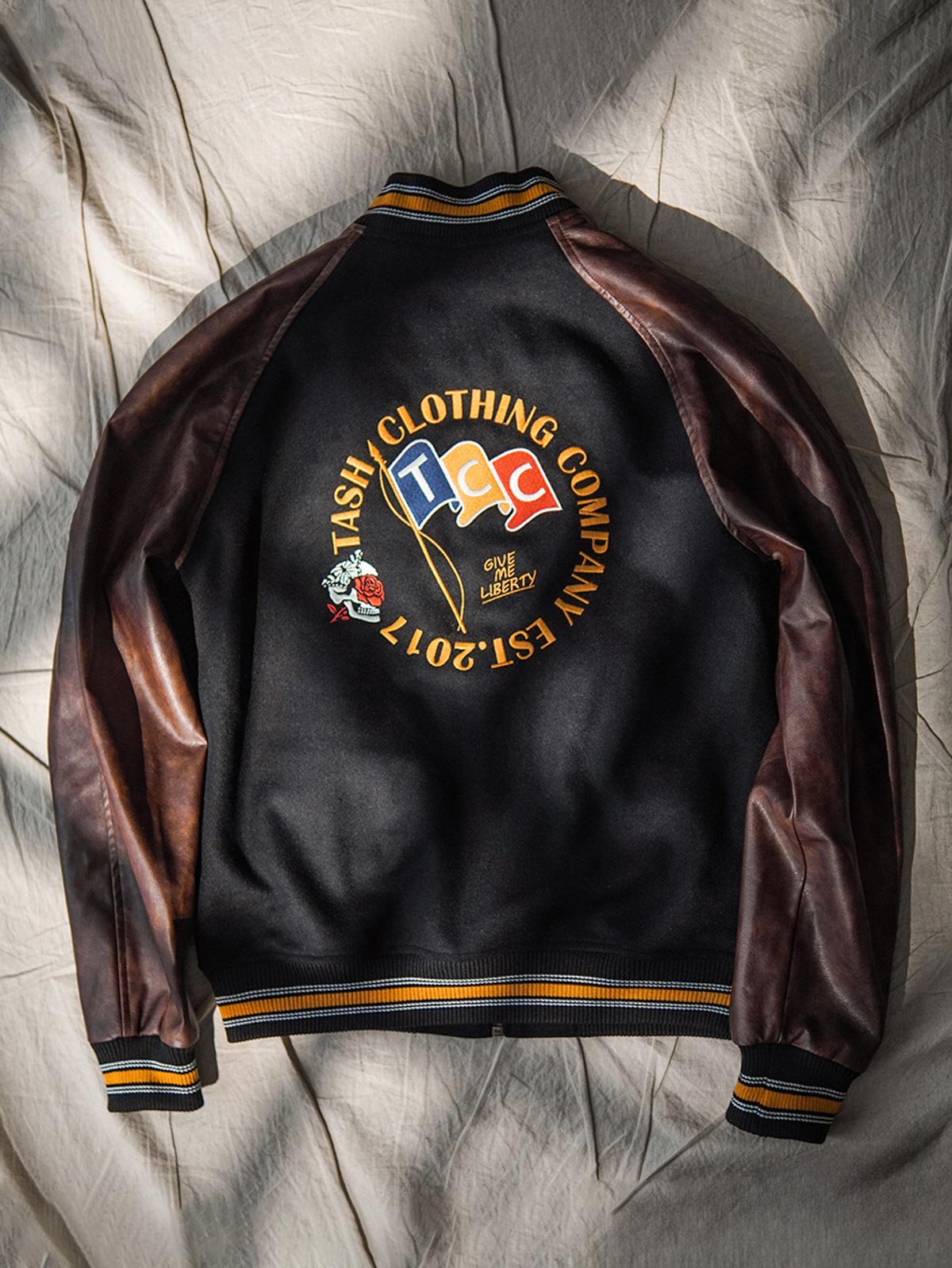 ジャケットのディテール。IDEAL社製銅製ジッパーとレザーの袖を示す。