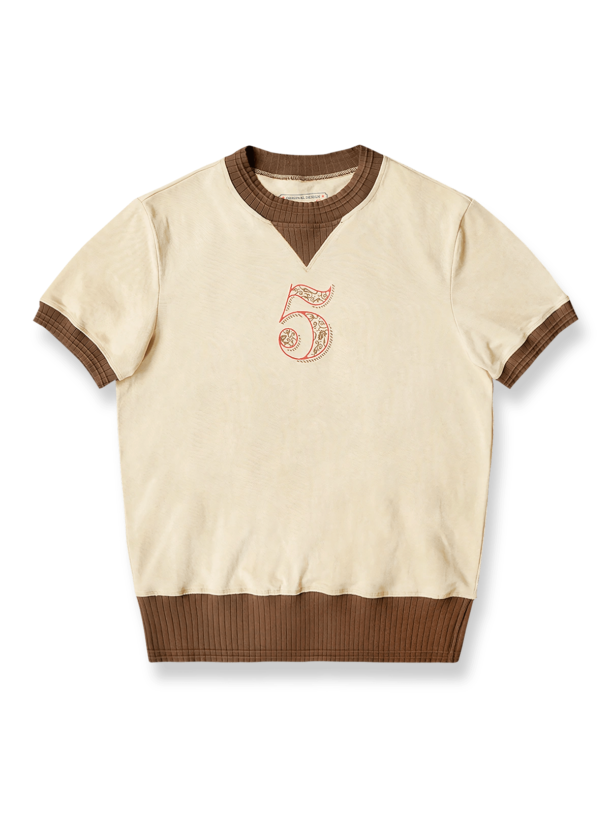 ベージュ地にブラウン刺繍のアイビーリーグ風ワッペンを配したヘビーウェイトコットンTシャツ