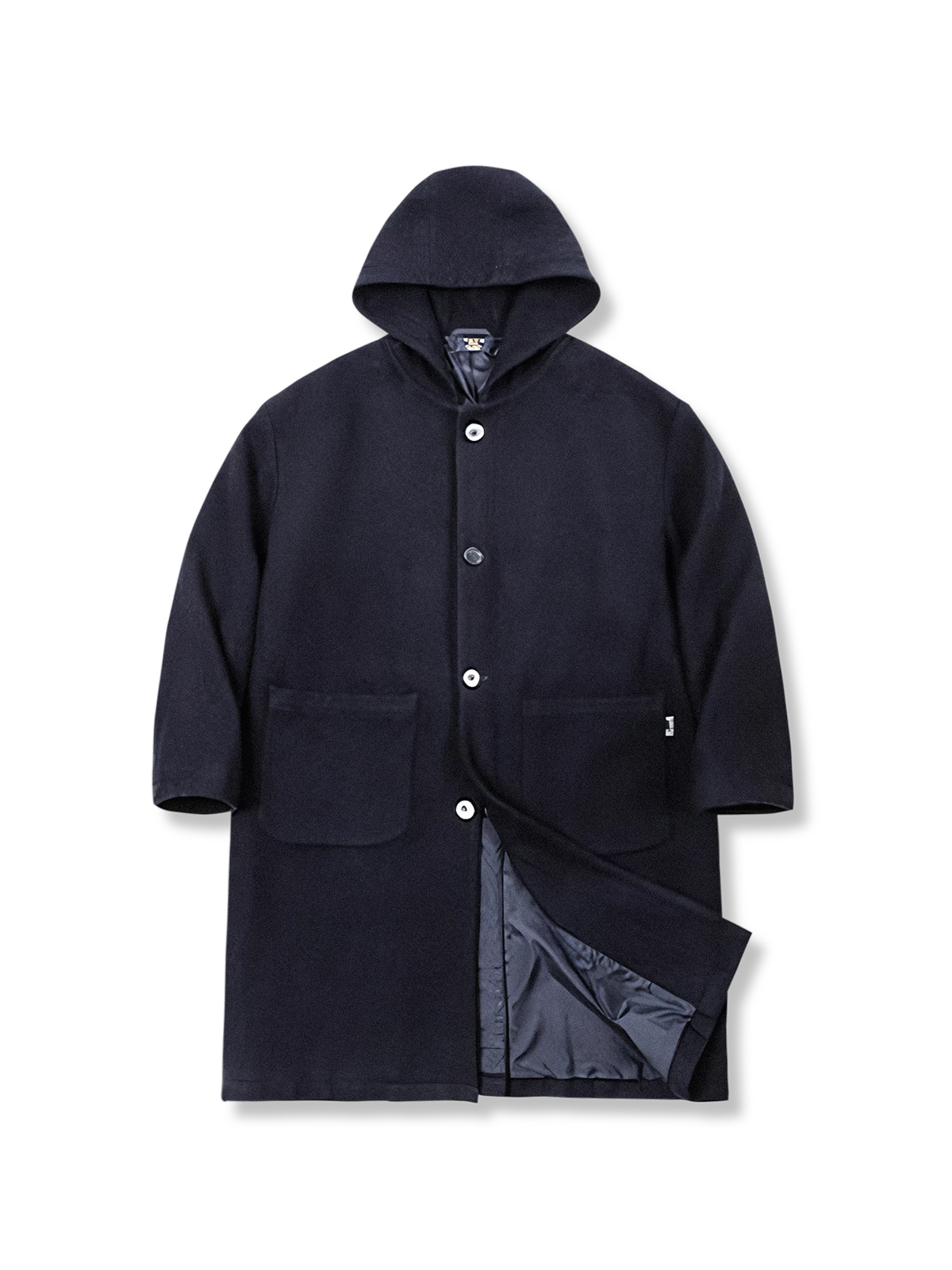 スリムシルエットと4つボタン、大容量ポケットを備えたネイビーウールコート。