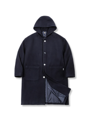 スリムシルエットと4つボタン、大容量ポケットを備えたネイビーウールコート。