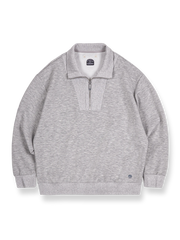 トラペゾイド型スタンドカラーとハーフジップが特徴のIvy風スウェットシャツ。