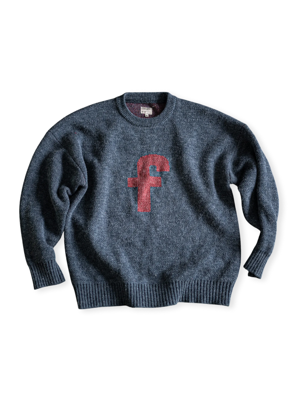 レターマンセーター着想の学院校風ニット。毛羽感と低彩度配色が特徴。落肩デザインで快適な着心地。