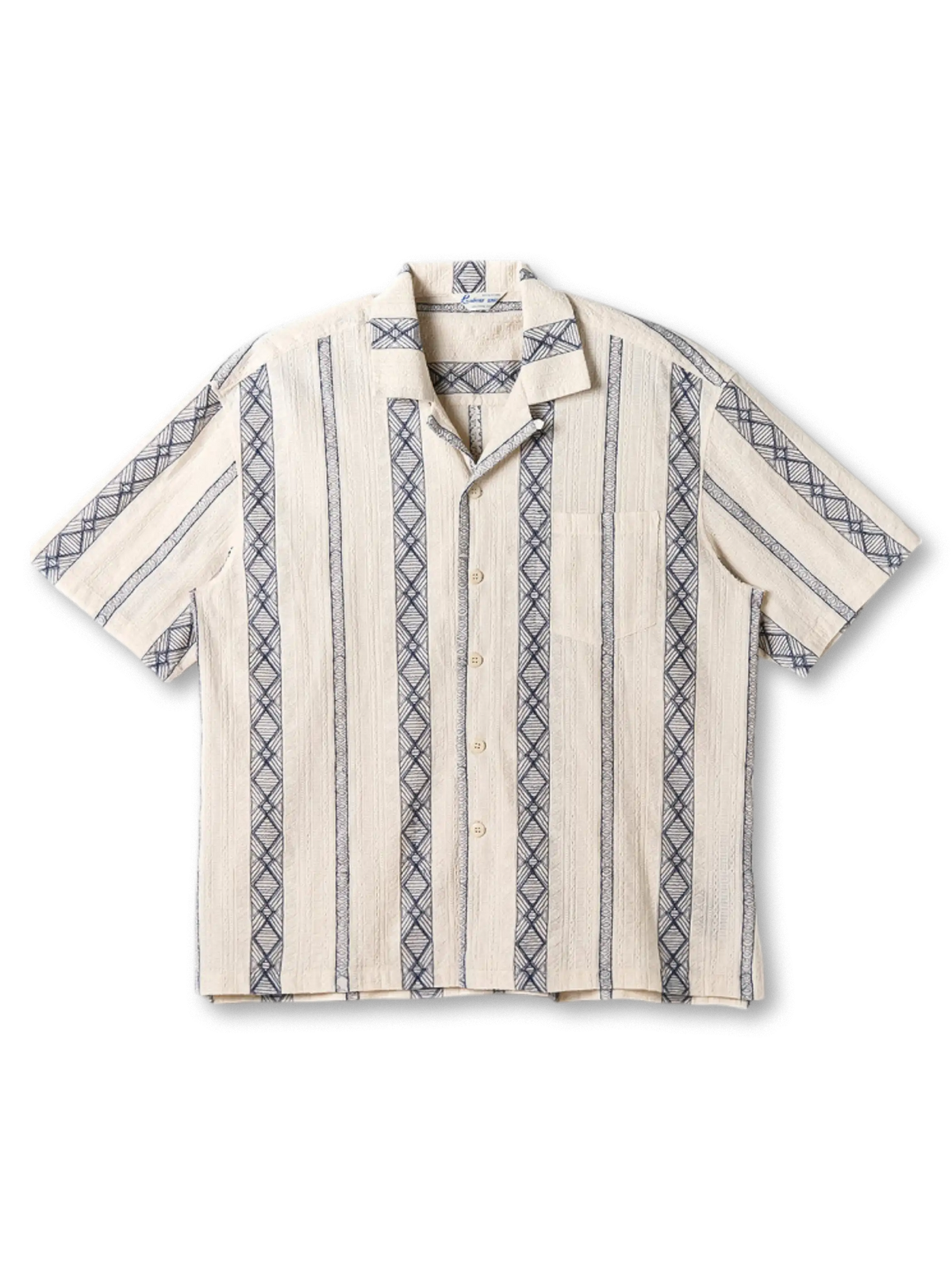 縦ストライプのジャカード刺繍が特徴のキューバ襟シャツ、柔らかなコットン素材とワイドシルエット