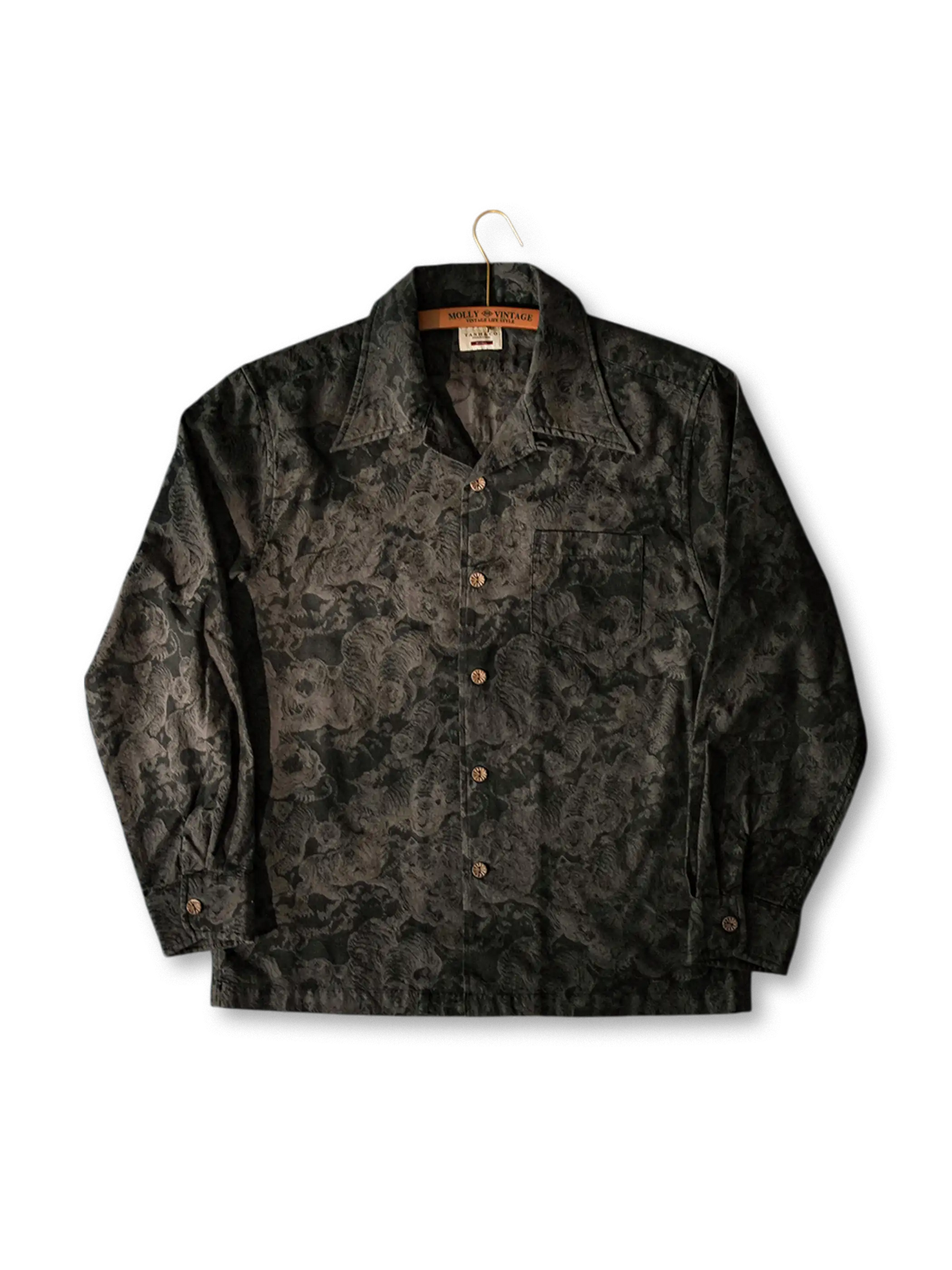 立体的な百虎模様のジャカード編みとヴィンテージ尖襟が特徴のコットン長袖シャツ。