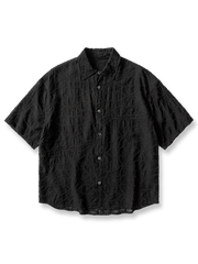 ジャカード織りパターンが映える半袖シャツ。