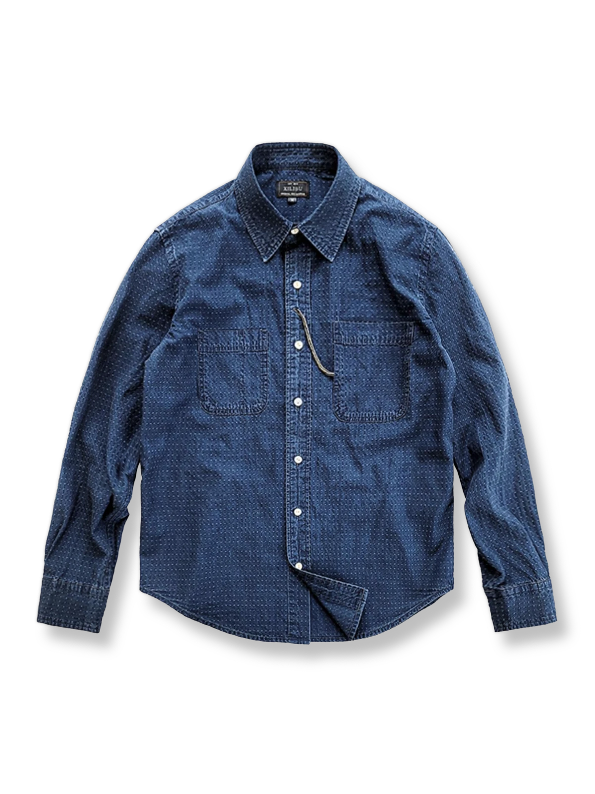 ウォッシュドジャカード加工とダブルチェストポケットが特徴のデニムブルーシャツの全体像。