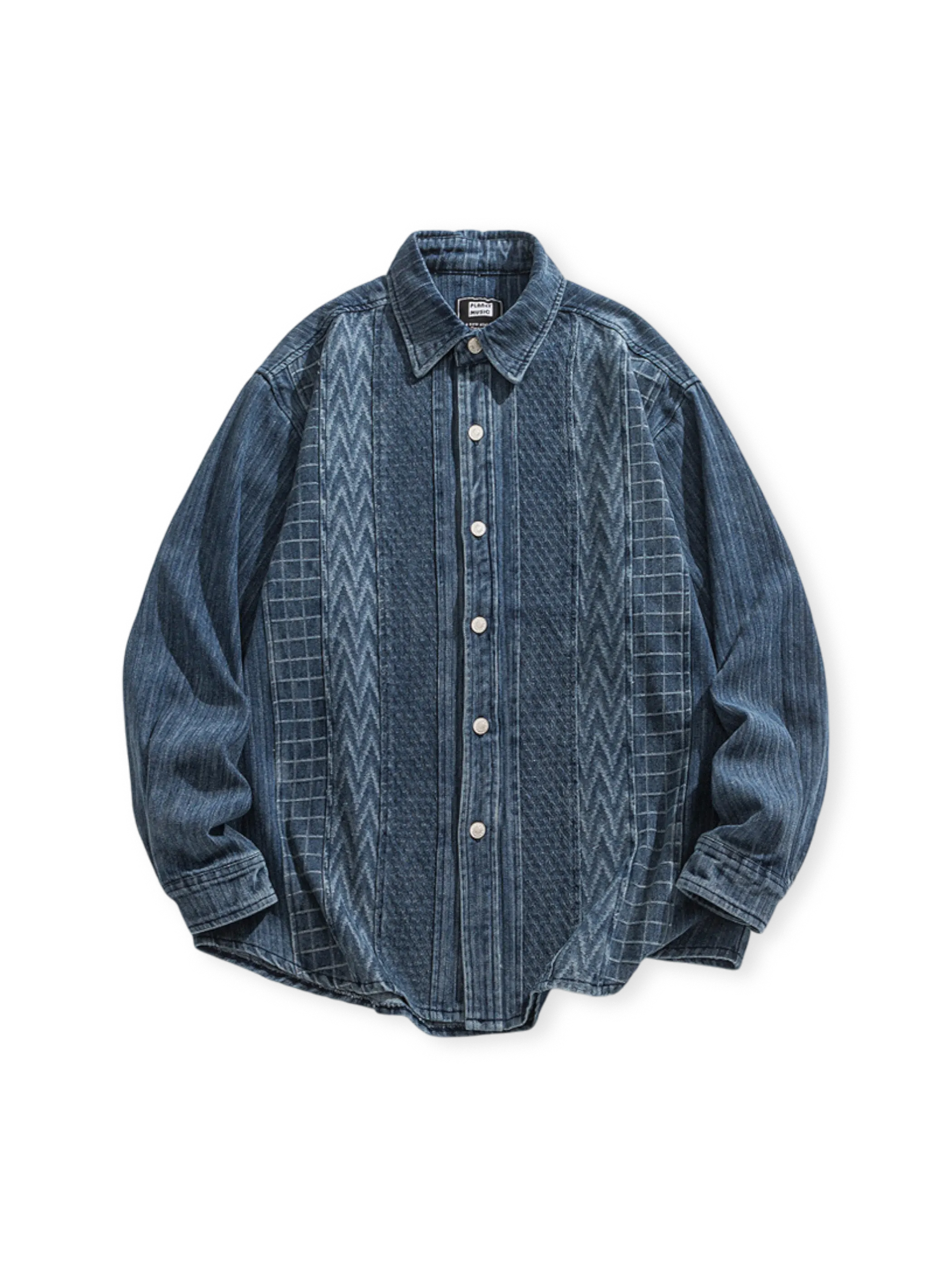 ジャガードストライプが特徴のウォッシュデニムシャツ。丈夫で柔らかく、耐久性としわ防止効果あり。