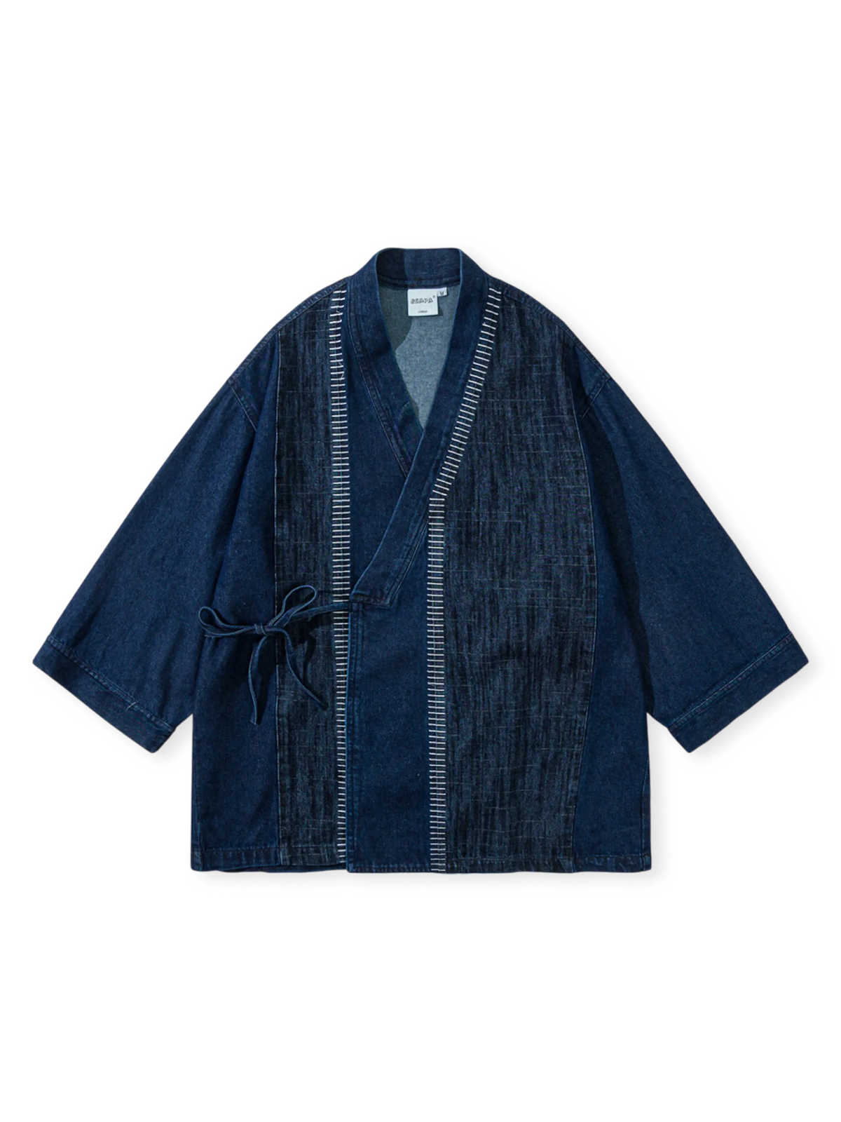 ジャガードストライプが特徴のウォッシュ加工デニムシャツ。丈夫で柔らかく、耐久性としわ防止効果あり。