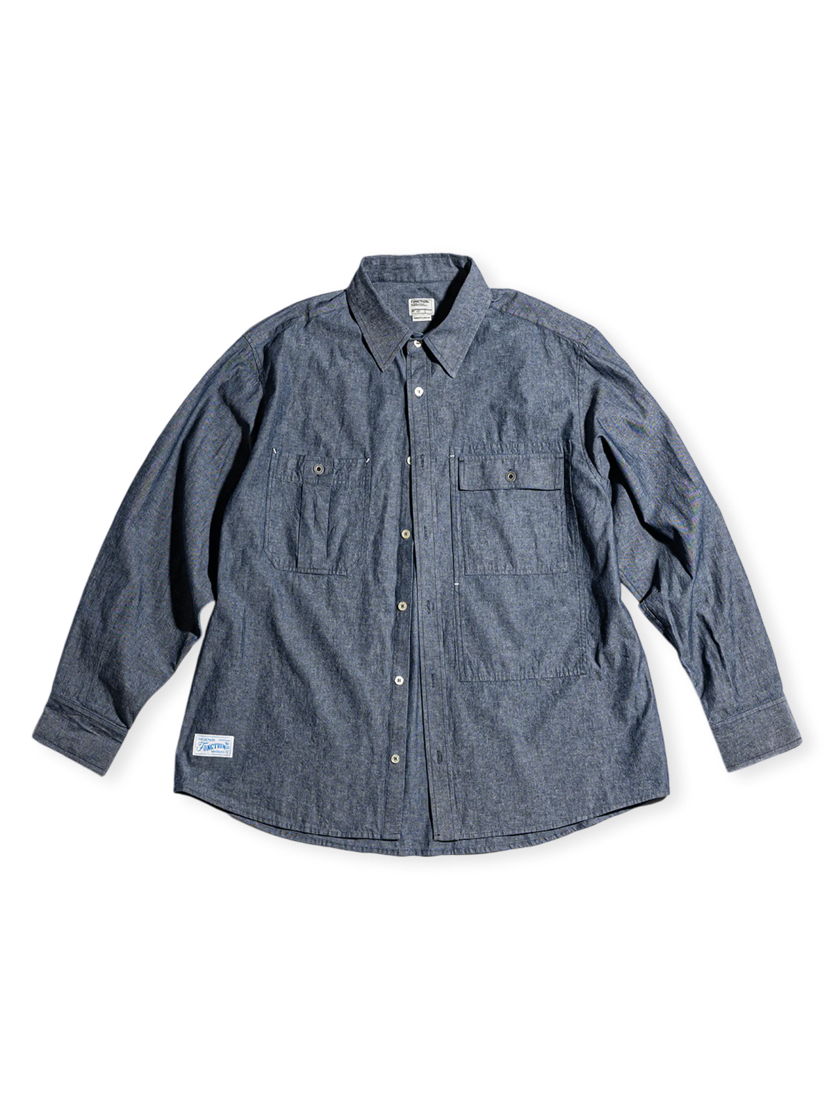 1940年代USNシャンブレーシャツ着想、日本製155gコットン靛青布使用のワークシャツ。両胸と側面ポケット付き。