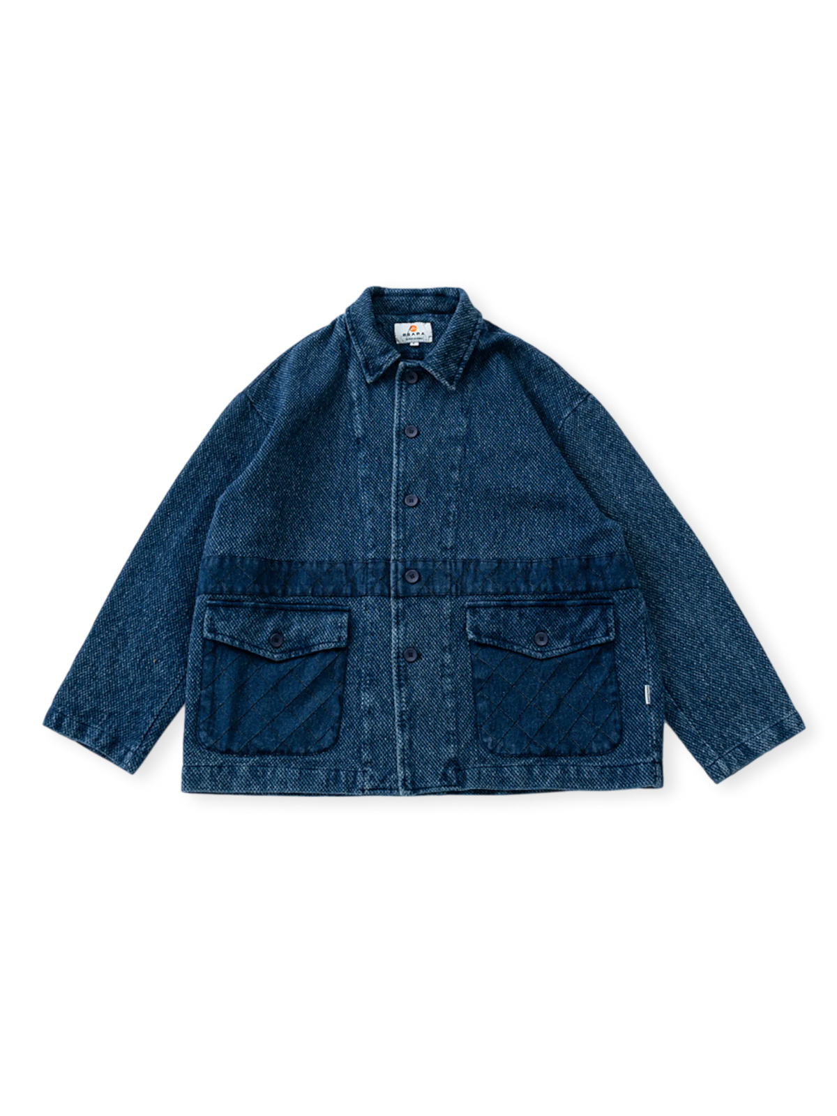 剣道布に着想を得たインディゴウォッシュ加工のワークウェアジャケット。多機能ポケットと洗練されたラペルが特徴