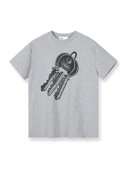 キー柄プリントが施されたスリムフィットの半袖Tシャツ