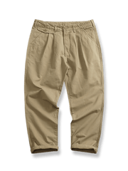 コットンツイルのキー＆ツータックワークパンツ。ワイドストレートテーパードシルエットと改良丈、立体的タックが特徴。