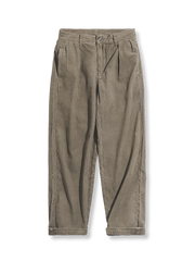 カーキ色オーバーサイズコーデュロイパンツの全体と生地感を写した写真