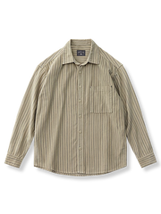 コーデュロイストライプのカーキ色長袖シャツ。