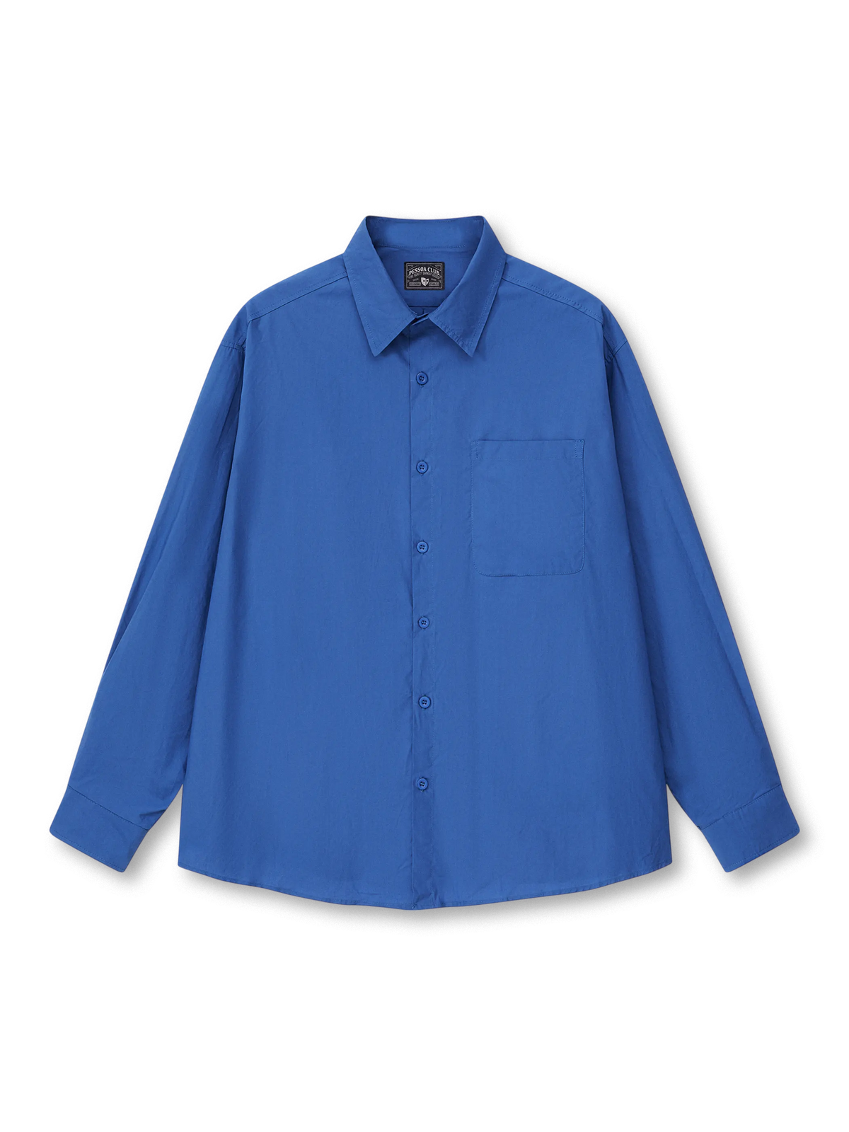 イヴ・クラインの色彩に着想を得た鮮やかなブルーの長袖コットンシャツ