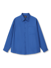 イヴ・クラインの色彩に着想を得た鮮やかなブルーの長袖コットンシャツ