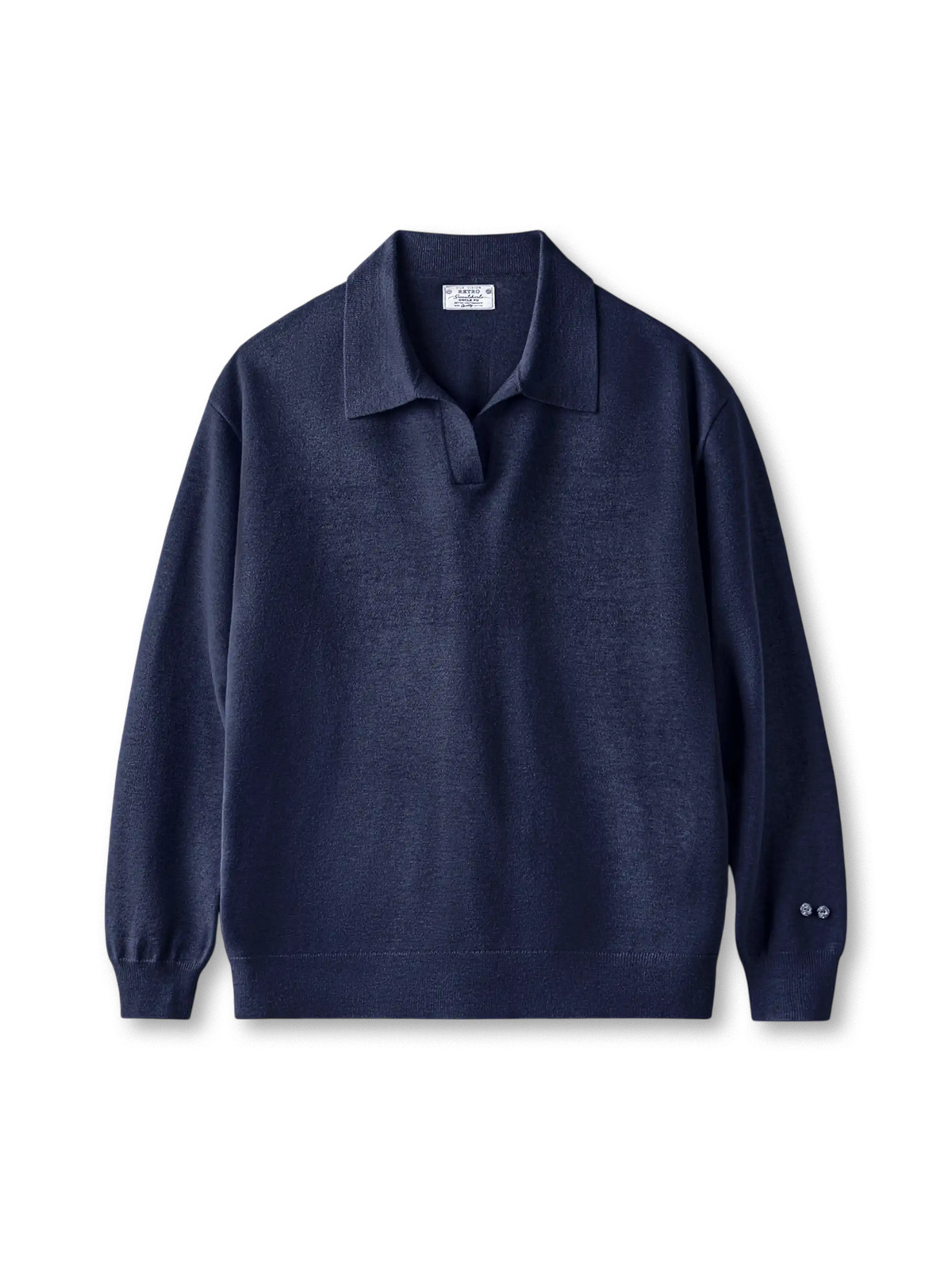 ネイビーの長袖ニットポロ、スキッパー襟、袖口と裾はリブ仕様、仿石調ボタン