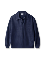 ネイビーの長袖ニットポロ、スキッパー襟、袖口と裾はリブ仕様、仿石調ボタン