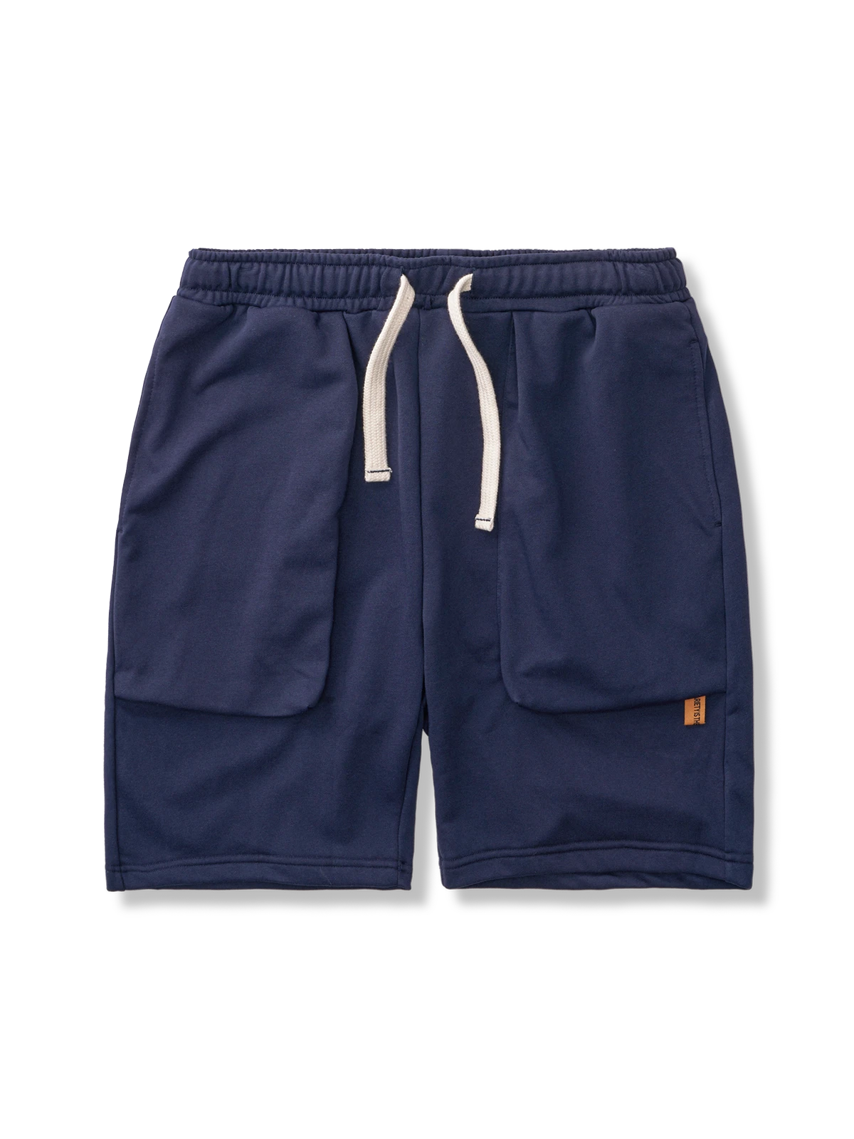 ニット素材の大きなポケット付きワイドショートパンツ。