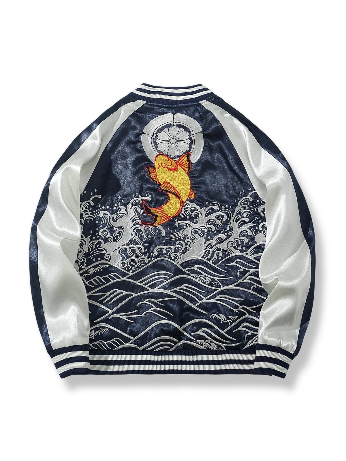 波と鯉の刺繍が映えるスーベニアジャケット