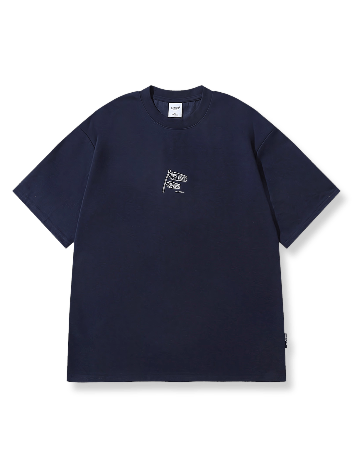 こいのぼりプリントが施されたシンプルデザインのTシャツ前面が見える商品画像