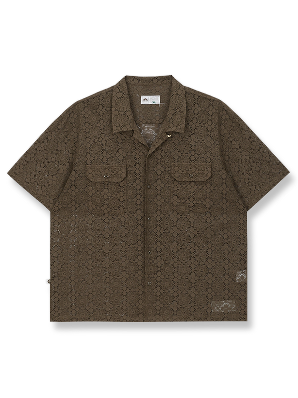 レース刺繍が施されたコットンニットシャツ。