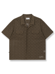 レース刺繍が施されたコットンニットシャツ。