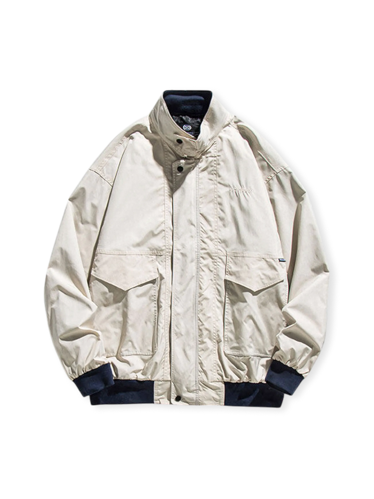 大容量フラップポケットとスタンドカラーを持つ耐摩耗ポリエステル製ワークジャケット。伸縮性リブ袖口と裾が特徴。