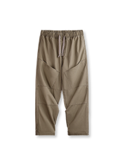 コットン素材のワイドカジュアルパンツ。大容量パッチポケットとゴムウエスト仕様が特徴。