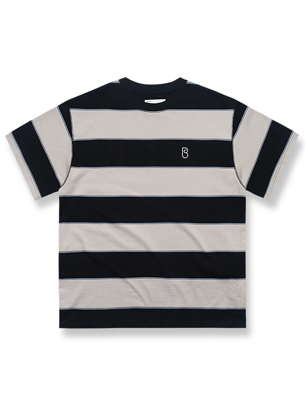 レーザーアライメントストライプと小ロゴ刺繍が特徴のコットン半袖Tシャツ。