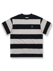 レーザーアライメントストライプと小ロゴ刺繍が特徴のコットン半袖Tシャツ。