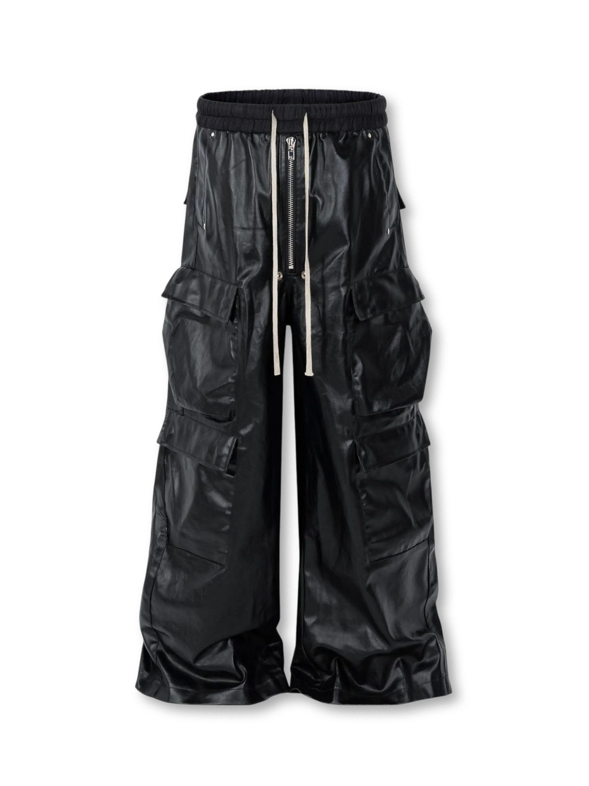 ミリタリー風のレイヤードカーゴパンツ。フロントに仮皮パネルと多層ポケットを配し、ウエストはドローストリングとゴムで調整可能。裾にかけて広がるワイドフレアシルエットが特徴で、撥水性のある艶やかなポリエステル素材を使用。ストリートスニーカーと合わせた都会的なスタイル。