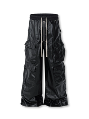 ミリタリー風のレイヤードカーゴパンツ。フロントに仮皮パネルと多層ポケットを配し、ウエストはドローストリングとゴムで調整可能。裾にかけて広がるワイドフレアシルエットが特徴で、撥水性のある艶やかなポリエステル素材を使用。ストリートスニーカーと合わせた都会的なスタイル。