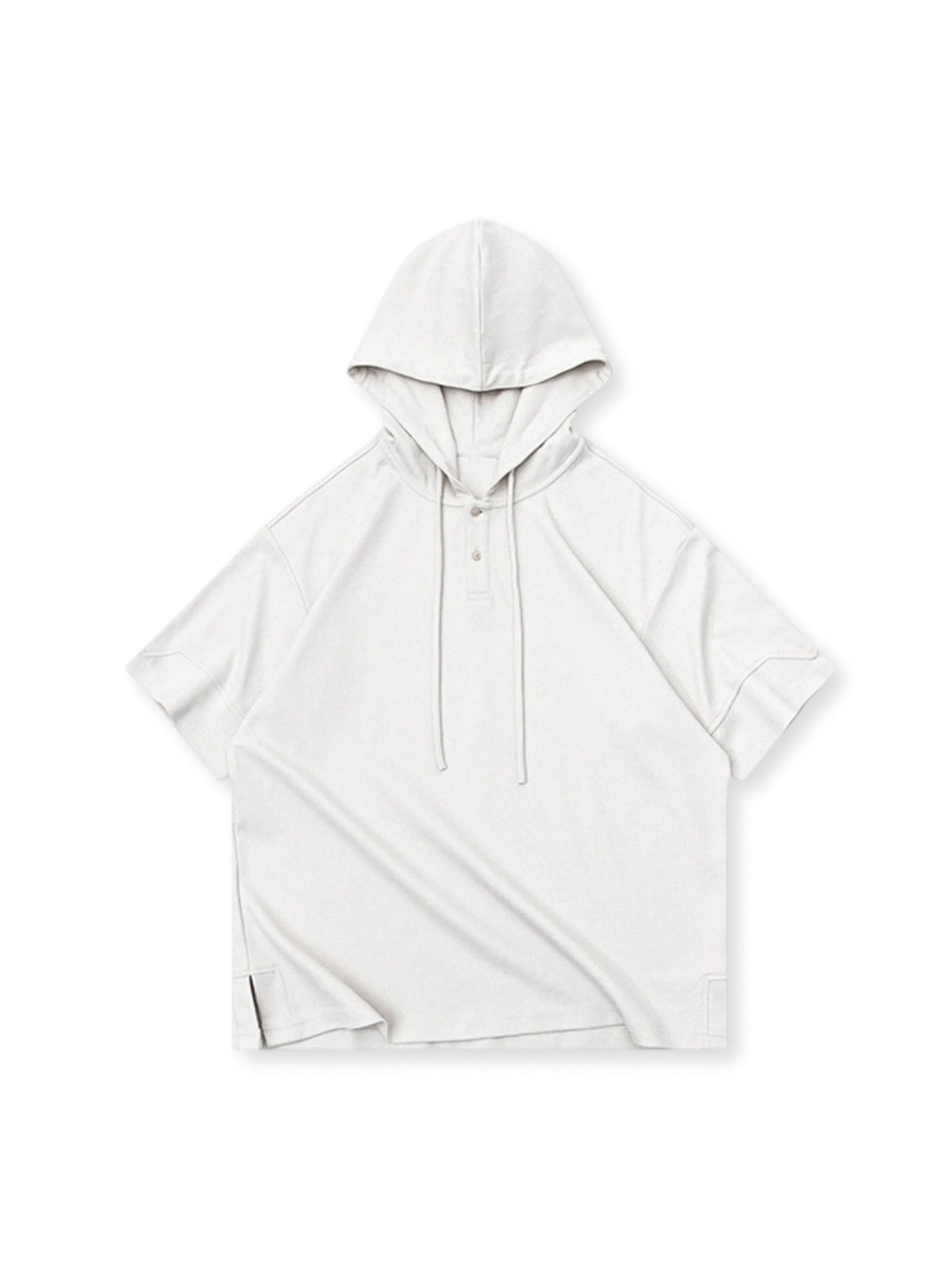 ヘンリーネックとフードを融合したレイヤード風ショートスリーブTシャツ。90年代ストリートカルチャーが薫る耐久素材使用