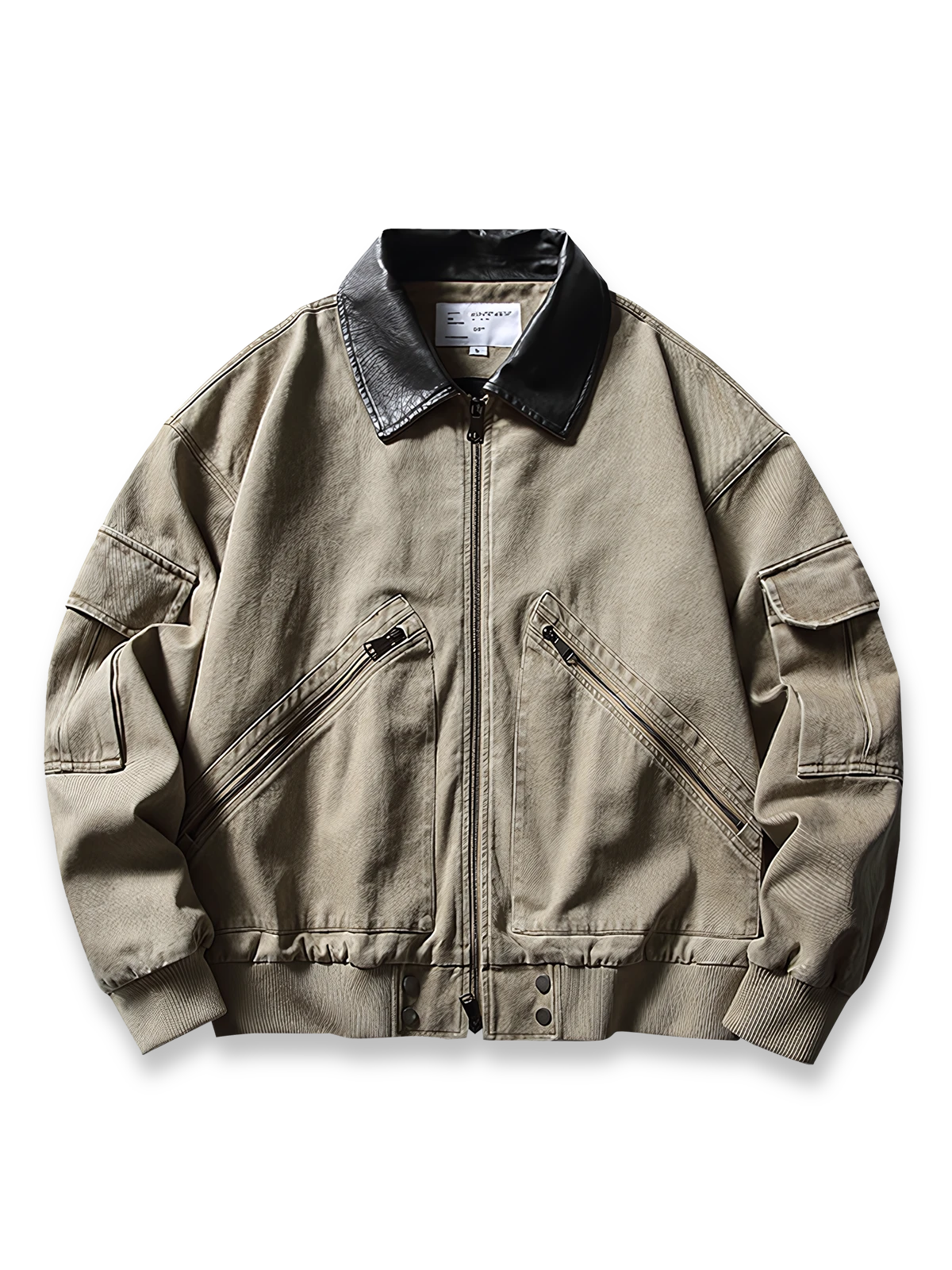 レザー調襟とダブルジップポケットが特徴のワークジャケット。