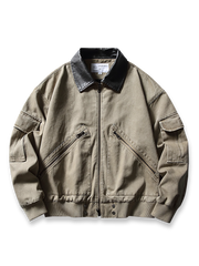 レザー調襟とダブルジップポケットが特徴のワークジャケット。