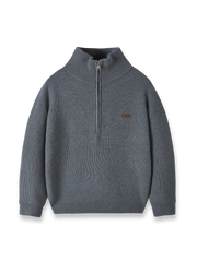 レザーラベルが上品さを添えるハーフジップ仕様のハイネックニット