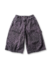 レオパード柄のワイドクロップドパンツ。植物染めとウォッシュ加工でヴィンテージ風仕上げ。半ゴムウエスト、アクションプリーツ入り膝部分、大きなパッチポケット付き。夏に快適な七分丈。