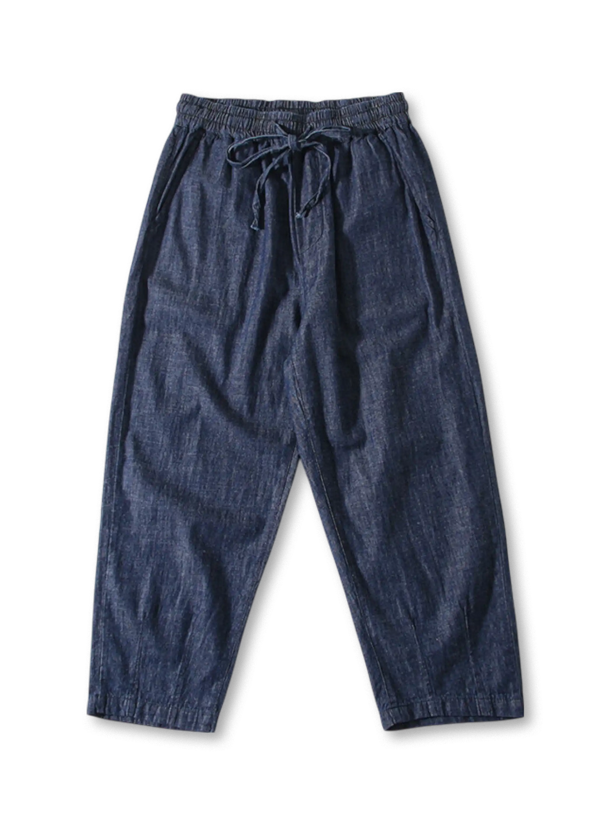 ドローストリングウエストとワイドテーパードシルエットが特徴のライトデニムイージーアンクルパンツ全身ビュー