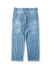 ライトブルーのウォッシュ加工が施されたクラシックなストレートシルエットのコットンデニムパンツ。耐久性と快適さを兼ね備えたデザイン。