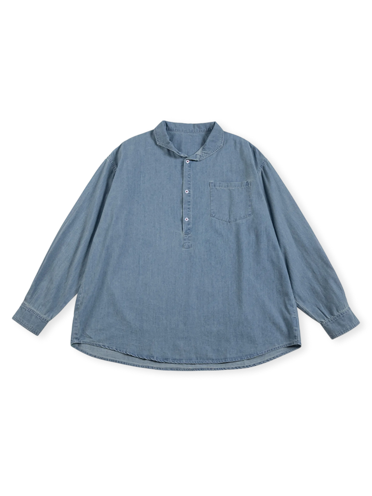 ハーフプラケットと立ち襟風襟付きのライトブルーウォッシュデニムシャツ。ゆったりシルエットとヴィンテージポケット付き。
