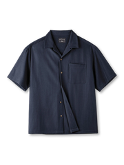 シワになりにくい素材と塩胡椒カラーが特徴のキューバカラーシャツ