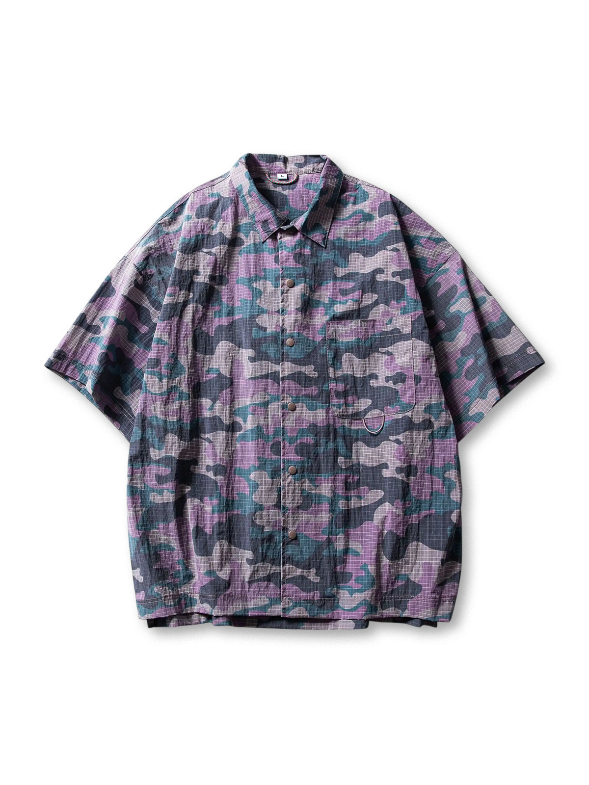 胸ポケットと裾ゴムコードが特徴のライトウェイト迷彩パープルシャツ。分割タックで動きやすく、カスタムスナップボタン採用。ラウンドカット裾とサイドスリット付き。アウトドアやタウンユースに最適