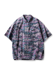胸ポケットと裾ゴムコードが特徴のライトウェイト迷彩パープルシャツ。分割タックで動きやすく、カスタムスナップボタン採用。ラウンドカット裾とサイドスリット付き。アウトドアやタウンユースに最適