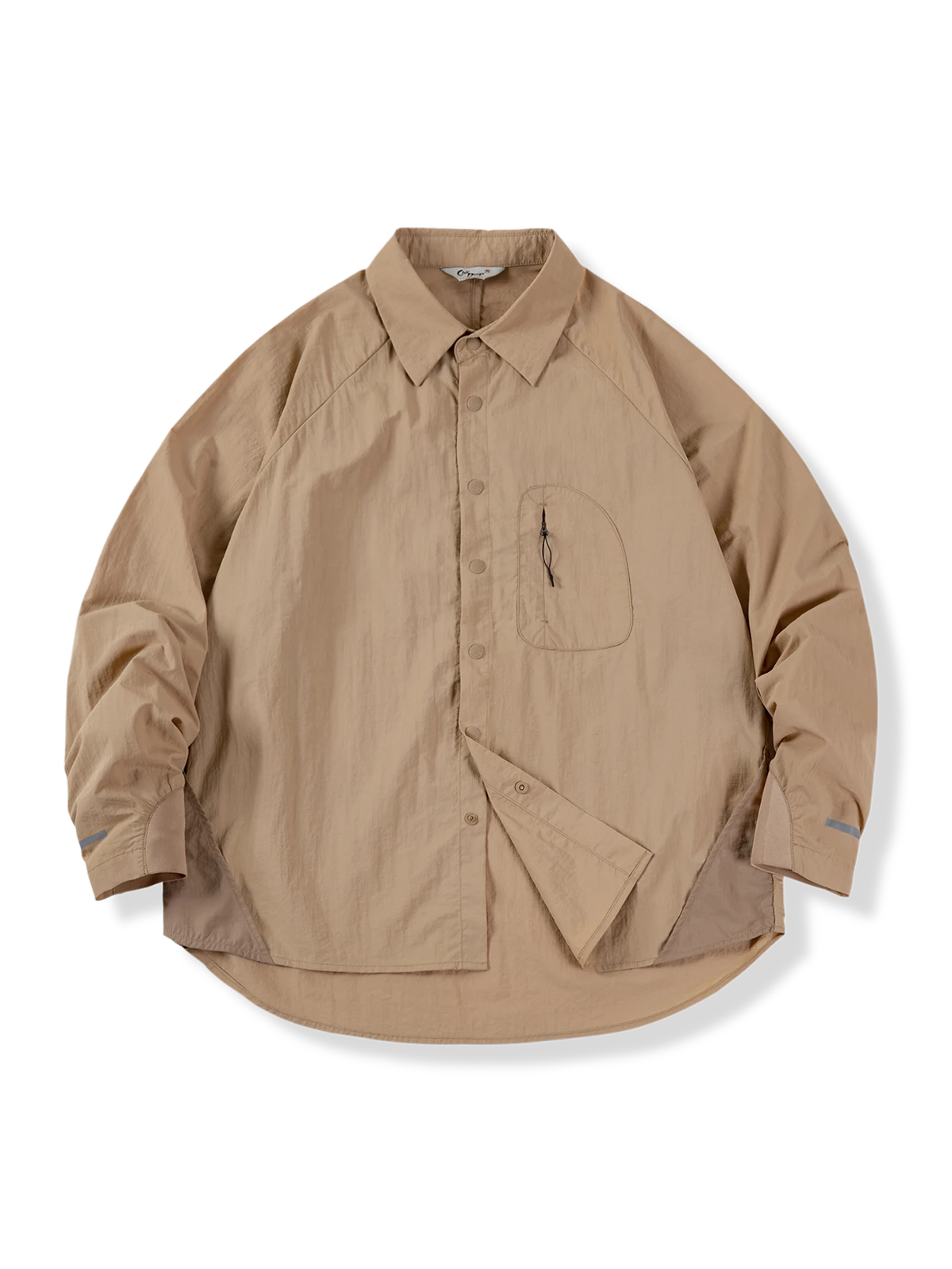 ウォッシャブル加工ナイロン素材、ジオメトリック裾と弧形ポケットが特徴の軽量機能シャツ